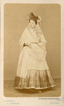 Retrato de mujer con peineta y mantilla blanca.  J. Laurent.