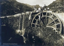 España, Noria de madera en un paisaje montañoso con un acueducto. E. Fusté.