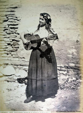 Córdoba, muchacha con guitarra. J. Laurent y Cia.