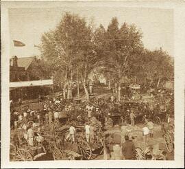 Málaga, explanada de la Estación del ferrocarril repleta de carros y público ante una celebración. Fotógrafo desconocido.