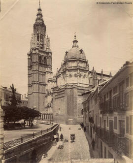 Toledo, Catedral, fachada principal y torre desde el sur, con la fuente rodeada de paisanos cargando agua. Casiano Alguacil.