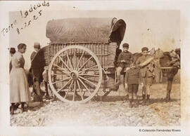 Algarrobo (Málaga), cerca de la Torre Ladeada, un carromato tirado por una mula y algunos niños con algunos excursionistas.Fotógrafo desconocido.