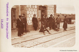 Benagalbón (Málaga), un grupo de excursionistas en la estación del ferrocarril, junto al jefe de estación y un guardia con dos perros. Fotógrafo desconocido.