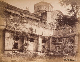Monfero (La Coruña), Monasterio de Santa María, patio del claustro Reglar con fuente. Valentín Medía.