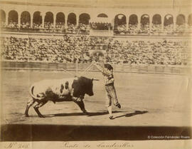 Sevilla, Plaza de toros de la Maestranza durante una corrida, suerte de banderillas. E. Beauchy.