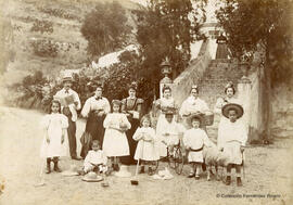 Málaga, retrato de una familia con un objeto cada uno, en una casa señorial de campo, quizá La Concepción. Fotógrafo desconocido.