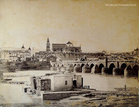 Córdoba, Puente romano sobre el río Guadalquivir y ciudad al fondo. Fotógrafo desconocido.