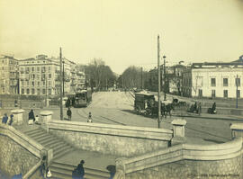 Malaga, escalera de acceso al puente de Tetuán, carro y tranvía atravesando el puente. Miguel Osuna.