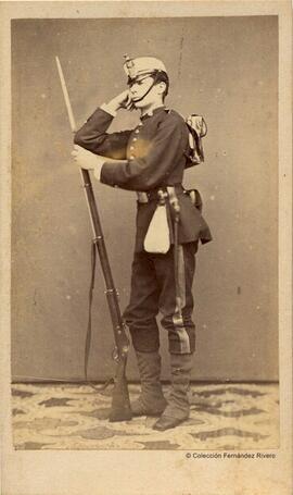 Segovia, retrato de un militar con un rifle. Juan Pérez Galiano.