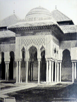 Granada, Alhambra, templete en el Patio de los Leones. Francis Frith & Co.