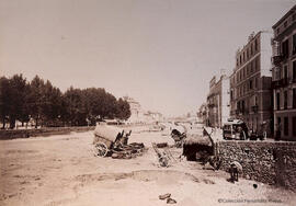 Málaga, cauce del río Guadalmedina junto al convento de Santo Domingo con carros, bueyes y caballerias en labores de extracción de arenas. Fotógrafo desconocido