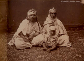 Argel (Argelia), retrato de una familia de beduinos con un bebé. Léon et Lévy