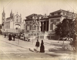 Madrid, Museo del Prado, puerta de la fachada norte e Iglesia de los Jerónimos, con transeuntes. Léon et Lévy.