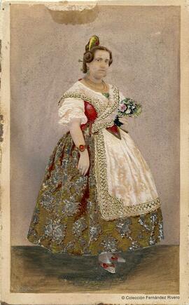 Valencia, retrato de una fallera bellamente iluminado. Fotógrafo desconocido.