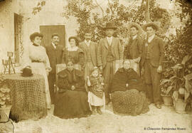 Málaga, retrato de un grupo familiar en un patio con macetas. Fotógrafo desconocido.