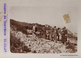 Churriana (Málaga), retrato de un grupo de excursionistas y una mula en la sierra próxima al pueblo. Fotógrafo desconocido.