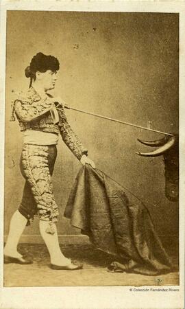 Madrid, retrato del torero "El Gordito" en un estudio con un toro simulado. Jean Laurent.