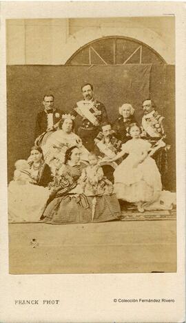 París, retrato colectivo de la familia real de España con el Duque de Montpensier con motivo del bautizo de la infanta María de las Mercedes de Orleans, a la izquierda en brazos de su nodriza. Franck.