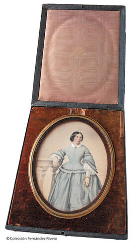 París, retrato de señora con mano apoyada en columnata de estudio. Mayer & Pierson.