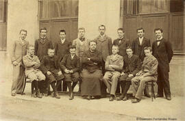 Málaga, retrato de un grupo de alumnos con su profesor del Colegio San Estanislao de Kostka. Fotógrafo desconocido.