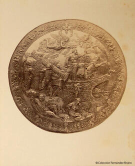 Madrid, Armería Real, escudo o rodela diseñada por Jules Romain, representa a Hércules transportando sus columnas a los confines del gran imperio de Carlos V. J. Laurent.