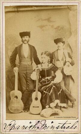 Brignton (Reino Unido), músicos españoles, dos hombres y una mujer con dos guitarras y una mandolina. Henry Spink.