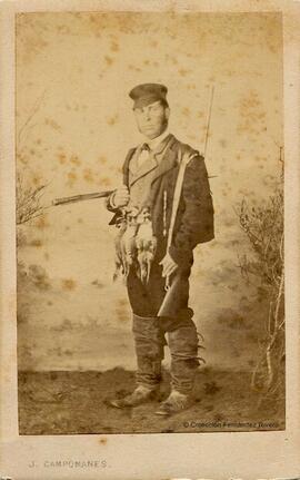 Badajoz, retrato de un cazador con con una escopeta al hombro y perdices colgadas del cinto. D. Campomanes.