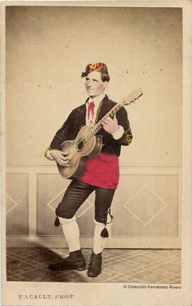 Pau (Francia), joven en traje aragonés tocando la guitarra. M. Pacault.