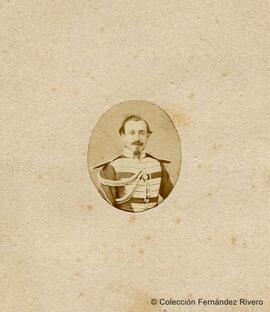 Sevilla, retrato de un militar en un óvalo muy pequeño. E. Godínez.
