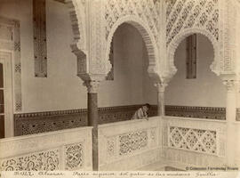 Sevilla, Alcázar, Patio de las Muñecas, galería superior con un niño. E. Beauchy.