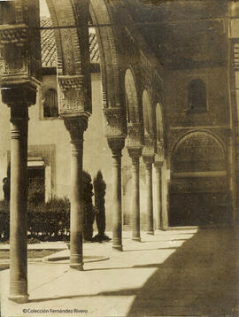Granada, Alhambra, Patio de los Arrayanes, corredor lateral. Paul Marès.