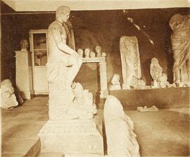 Málaga, esculturas romanas en el interior del Museo Loringiano en la finca de La Concepción. Fotógrafo desconocido.
