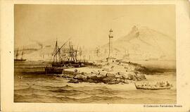 Alicante, reproducción de un dibujo del faro con el puerto y la ciudad al fondo. Fotógrafo desconocido.