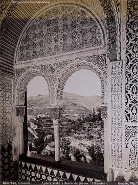 Granada, Alhambra, ajimez o ventana de Poniente de la Mezquita del Partal, barrio del Sacromonte al fondo. Garzón fotógrafo.