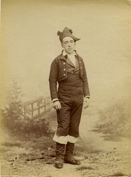 España, retrato de hombre con indumentaria tradicional sin identificar. Fotógrafo desconocido.