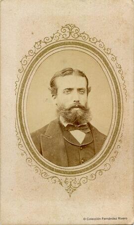 Sevilla, retrato de un hombre desconocido en una orla ovalada. José Pavón.