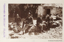 Málaga, Cerrado de Molina, retrato de un grupo de excursionistas junto a una construcción rural. Fotógrafo desconocido.