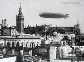 Sevilla, el dirigible “Graf Zeppelin” sobrevolando la Catedral el 24 de abril de 1929. AP
