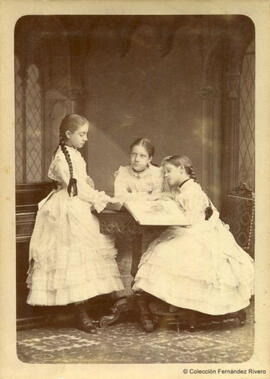 Retrato de las infantas Isabel, Paz y Eulalia de Borbón, hijas de los monarcas Isabel II y Francisco de Asís. Walery.