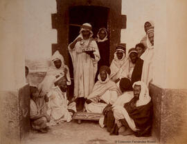 Argel (Argelia), grupo de hombres árabes jugando al dominó y tomando té. Léon et Lévy