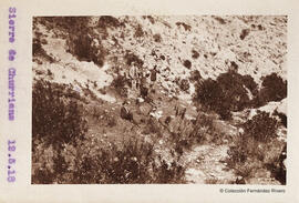 Churriana (Málaga), un grupo de excursionistas descansan sobre la ladera de la sierra. Fotógrafo desconocido.