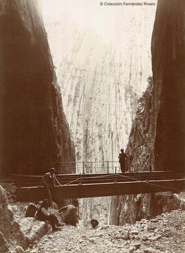 El Chorro (Malaga), ferrocarril de Málaga a Bobadilla, varios personajes junto a la vía en el desfiladero de los Gaytanes. Miguel Osuna.