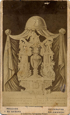 Ávila, reproducción de un grabado anónimo con la reliquia del corazón de Santa Teresa de Jesús. Poujade y su Señora.