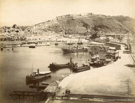 Málaga, panorámica del puerto y la ciudad desde la Farola, con la Alcazaba, el castillo de Gibralfaro y la plaza de toros. R. Garzón.