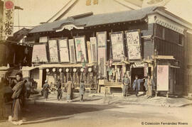 Yokohama (Japón), fachada de un teatro en una calle. Fotógrafo desconocido