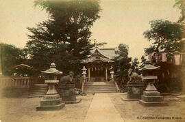 Japón, entrada a una casa señorial en un lugar desconocido. Fotógrafo desconocido