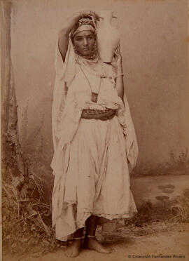 Argel (Argelia), retrato en estudio de una mujer portando un cántaro. Léon et Lévy