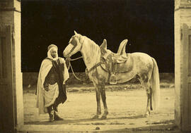 Hombre árabe sujetando un caballo sobre fondo oscuro. Autor desconocido.