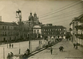 Utrera (Sevilla), plaza e iglesia de Santiago al fondo. Fotógrafo desconocido.