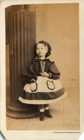 Madrid, retrato de una niña con vestido elegante.  J. Laurent.